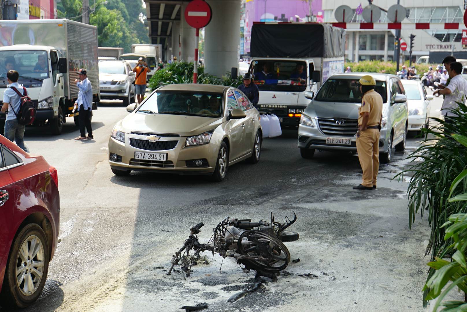Xin CSGT “bỏ qua” lỗi vi phạm không được, thanh niên đốt luôn xe máy - 1