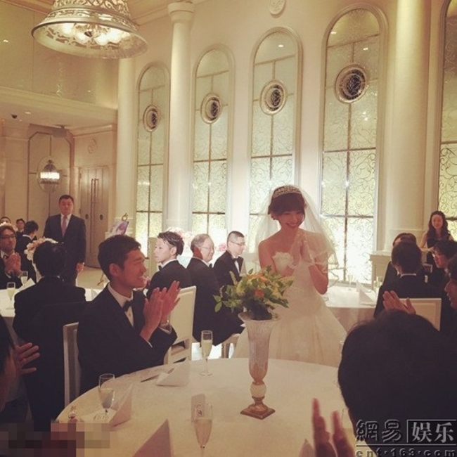 Năm 2015, Kojima Haruna gây sốc với báo giới Nhật Bản khi tổ chức "hôn lễ" với 50 fan nam. Ban đầu, sự kiện nhằm mục đích chúc mừng Kojima đã bán được 150.000 bản cuốn sách ảnh. Tuy nhiên, Kojima đã biến nó trở thành buổi hôn lễ khi mời 50 fan nam mặc vest đen, còn bản thân diện váy cưới, cắt bánh gato và uống rượu vang.