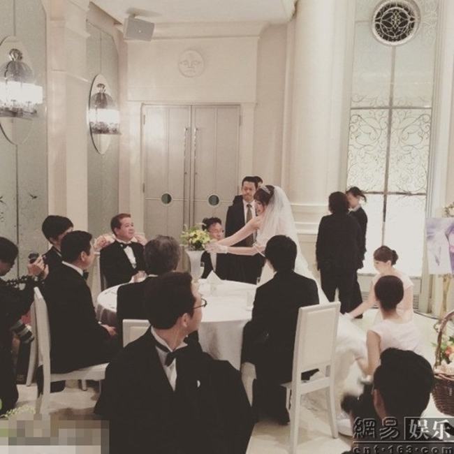 Trong buổi tiệc, đích thân "cô dâu" Kojima tới từng bàn uống rượu vang và cám ơn các "chú rể" đã hết lòng ủng hộ mình.