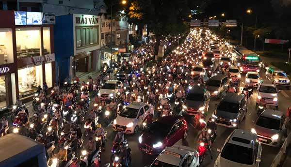 Ngàn người “chôn chân” ngày đầu tuần ở cửa ngõ Tân Sơn Nhất vì &#34;ông trời&#34;? - 1