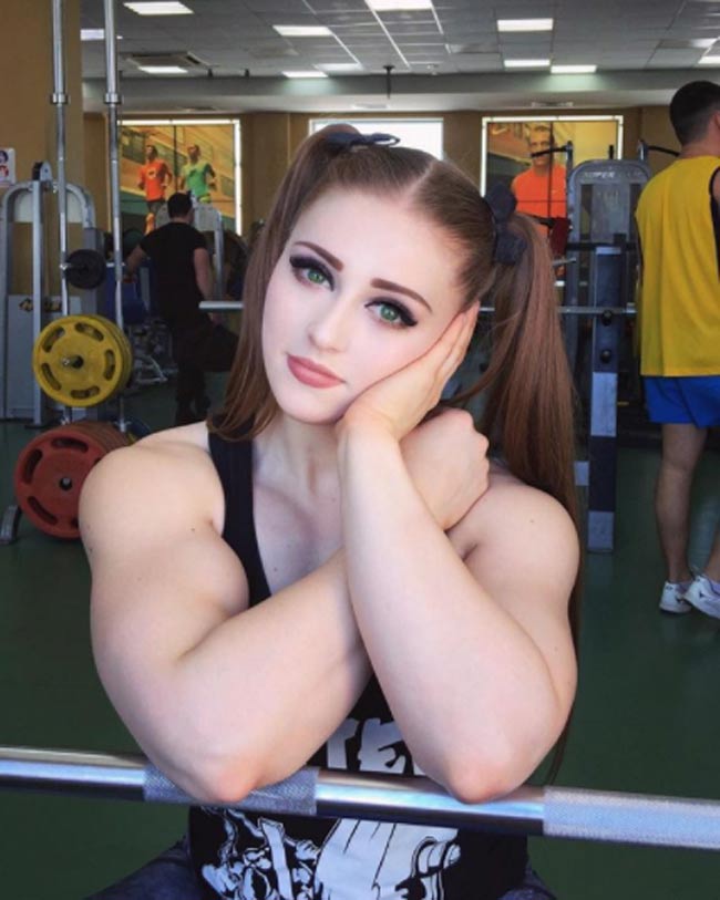 Ở tuổi 22, Julia Vins là người mẫu thể hình hot số 1 nước Nga.