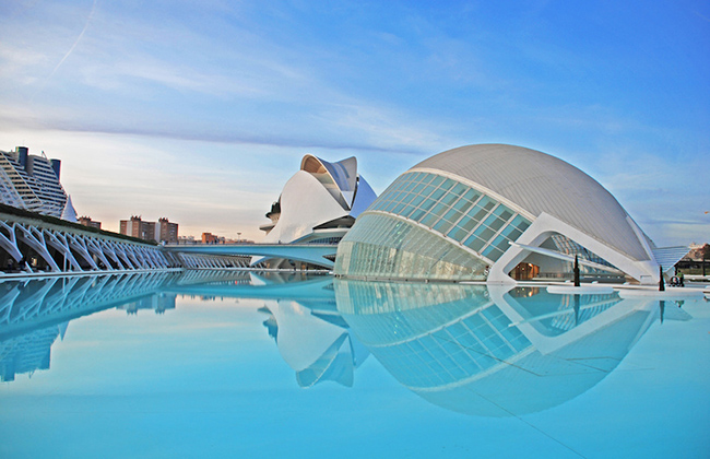 Valencia: Một trong những thành phố lớn nhất và quan trọng nhất ở Tây Ban Nha, Valencia nằm trên Biển Địa Trung Hải, thành phố này nổi tiếng với Lễ hội Fallas cùng các tác phẩm nghệ thuật và những kiệt tác kiến ​​trúc.