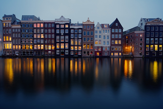 Amsterdam: Là một trong những điểm đến du lịch nổi tiếng nhất của châu Âu, Amsterdam được biết đến với những kênh đào đẹp mắt, các tòa nhà lịch sử và bảo tàng đẳng cấp thế giới.