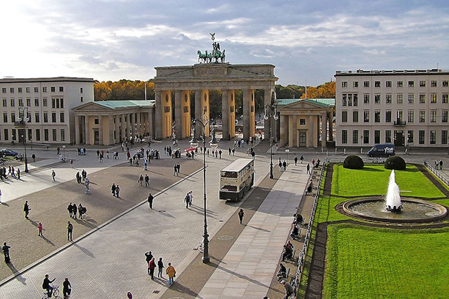 Berlin: Berlin là một thành phố lớn, với nhiều bảo tàng, tòa nhà kiến trúc độc đáo, đặc biệt là các tụ điểm nghệ thuật, văn hóa và cuộc sống về đêm vô cùng phong phú.