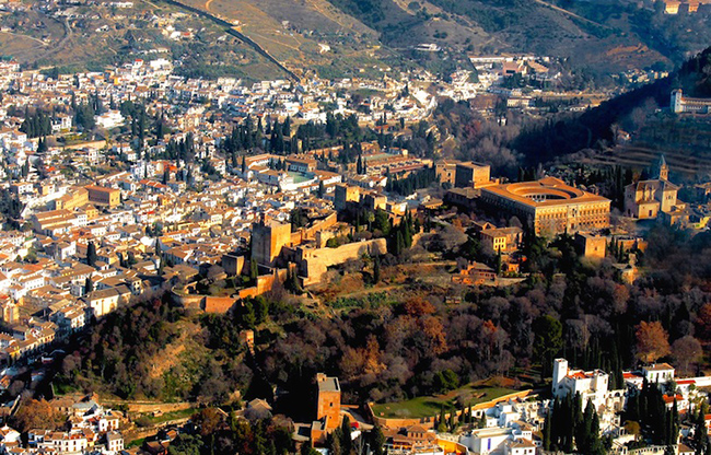 Granada: Nằm ở chân dãy núi Sierra Nevada của miền nam Tây Ban Nha, Granada là một sự pha trộn hoàn hảo giữa văn hóa truyền thống với cuộc sống hiện đại sôi động và các điểm tham quan hấp dẫn.