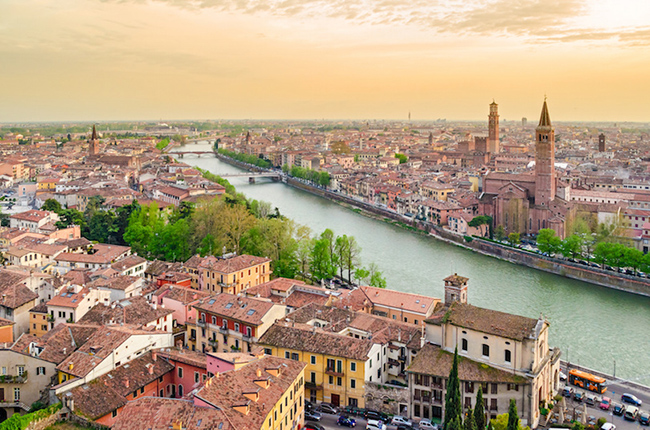 Verona : Verona là một thành phố đẹp như tranh vẽ vô số di tích từ thời La Mã như cung điện thời Phục hưng và các tòa nhà thời Trung cổ.