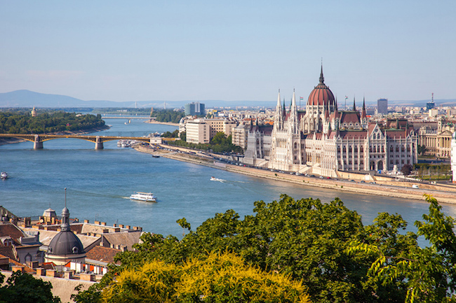 Budapest: Thủ đô của Hungary, Budapest là còn được gọi là &#34;Paris của phương Đông&#34;, với kho báu về kiến ​​trúc, những cây cầu đẹp như tranh vẽ, spa suối nước nóng hấp dẫn, ẩm thực ngon tuyệt và người dân thân thiện.