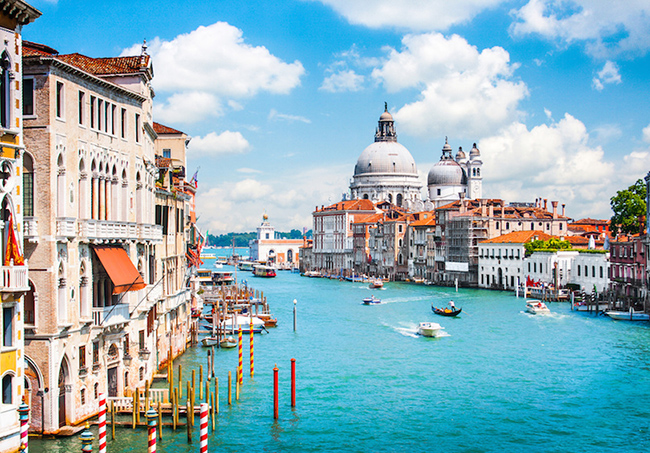Venice: Nằm ở đông bắc nước Ý, Venice là một quần đảo gồm 118 hòn đảo được kết nối bởi hàng trăm cây cầu tuyệt diệu và những con kênh xinh đẹp.