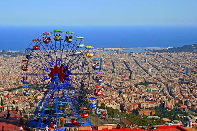 Barcelona: Barcelona là một trong những điểm đến du lịch hàng đầu của Tây Ban Nha với mọi thứ mà khách du lịch tìm kiếm từ kiến ​​trúc lịch sử đến cuộc sống về đêm sôi động và mua sắm.