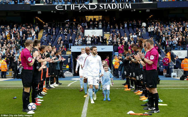 Tân vương Man City đại thắng, lập kỷ lục như Barca: Pep vẫn hậm hực ra mặt - 1