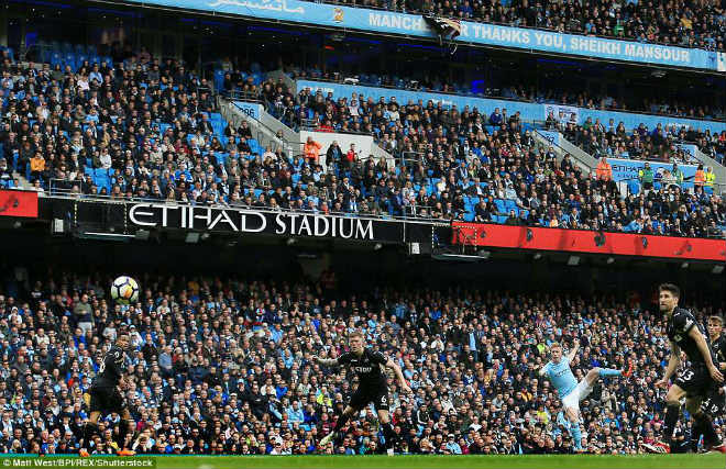 Tân vương Man City đại thắng, lập kỷ lục như Barca: Pep vẫn hậm hực ra mặt - 3