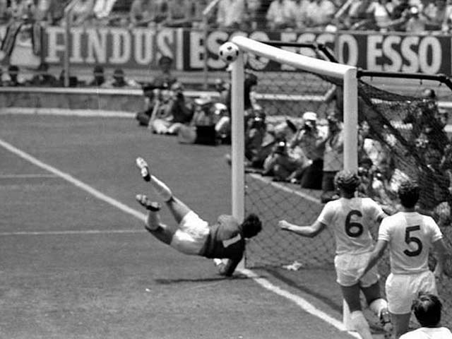 Khoảnh khắc điên rồ World Cup: Cứu thua thiên tài, vua Pele "quỳ rạp"