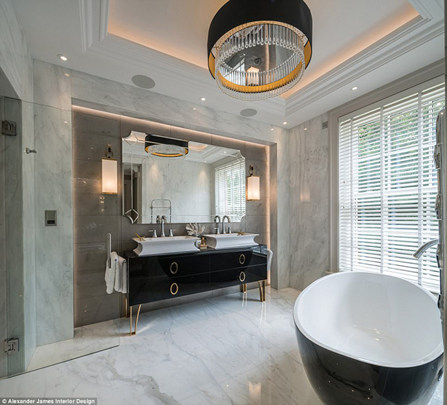 Cửa sổ lớn sát sàn và bồn tắm bằng đá cẩm thạch là một trong những ưu điểm của các phòng tắm.