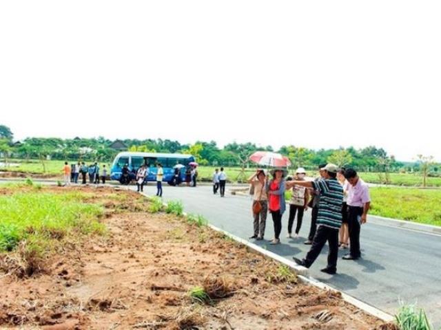 Giữa cơn 'sốt' đất, ngân hàng siết vốn vay ​