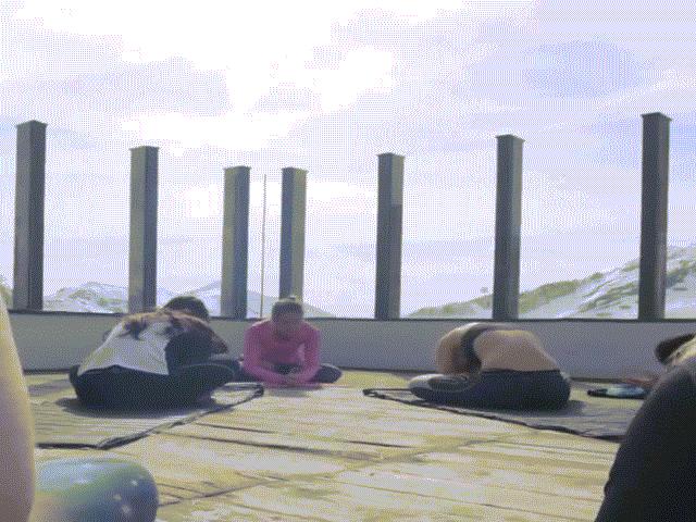 Trải nghiệm lớp tập yoga độc đáo trên dãy núi tuyết