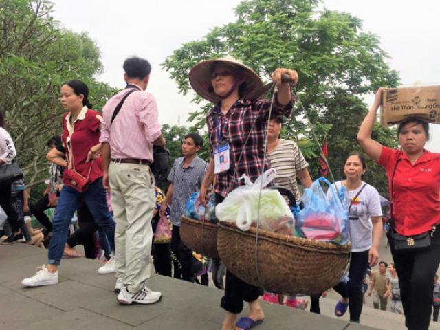 Dịch vụ xe ôm, gánh lễ kiếm bộn tiền tại Lễ hội Đền Hùng