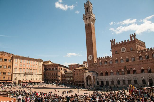 Siena: Nằm trong khu vực lãng mạn nổi tiếng của vùng Tuscany, Siena được tôn vinh và được khách du lịch đánh giá cao nhờ vị trí của nó trong lịch sử, ẩm thực, nghệ thuật và kiến trúc trung cổ.