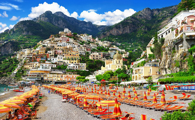 Positano: Positano nằm bên bờ biển Amalfi của Ý. Ngôi làng bên bờ biển này hấp dẫn mọi du khách trên thế giới bởi phong cảnh đẹp như tranh vẽ  với những ngọn đồi và hải cảng được xây dựng từ thời trung cổ.