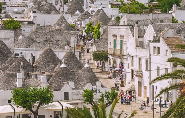 Alberobello: Alberobello là một thị trấn ở miền nam nước Ý nổi tiếng với phong cách kiến ​​trúc &nbsp;độc đáo với những tòa nhà có mái hình nón nằm dọc theo con đường mòn nhỏ xinh.