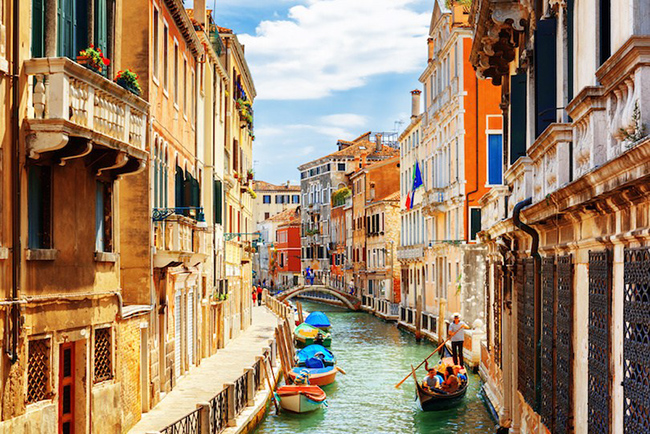 Venice: Nổi tiếng với những kiến ​​trúc, tác phẩm nghệ thuật đặc sắc và là thành phố của nhiều biệt danh, với tên "Nữ hoàng của Adriatic" có lẽ là mô tả thích hợp nhất của Venice.