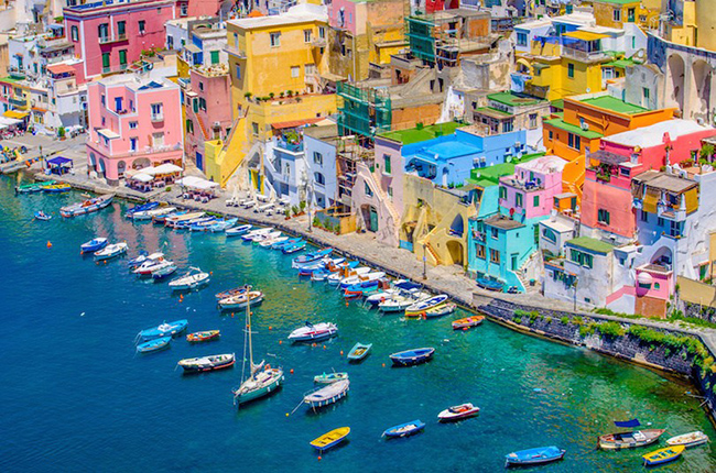 Procida: Là hòn đảo nhỏ nhất ở Vịnh Naples với những ngôi nhà đủ màu sắc rực rỡ nằm sát bờ biển và những chiếc thuyền đánh cá dập dềnh trên mặt nước xanh ngắt. &nbsp;