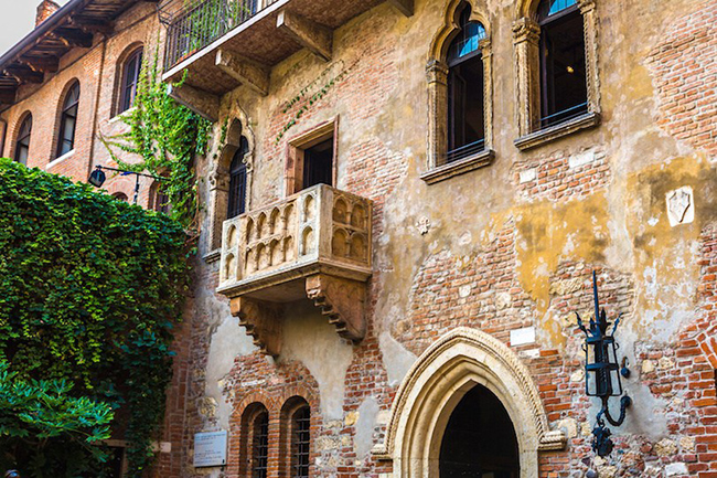 Verona: Verona là nơi có ngôi nhà nổi tiếng của Romeo và Juliet. Nằm trên sông Adige của miền bắc Italy, thành phố này có niên đại từ thế kỷ thứ 6 trước Công nguyên, với nhiều kiến ​​trúc &nbsp;đặc biệt.