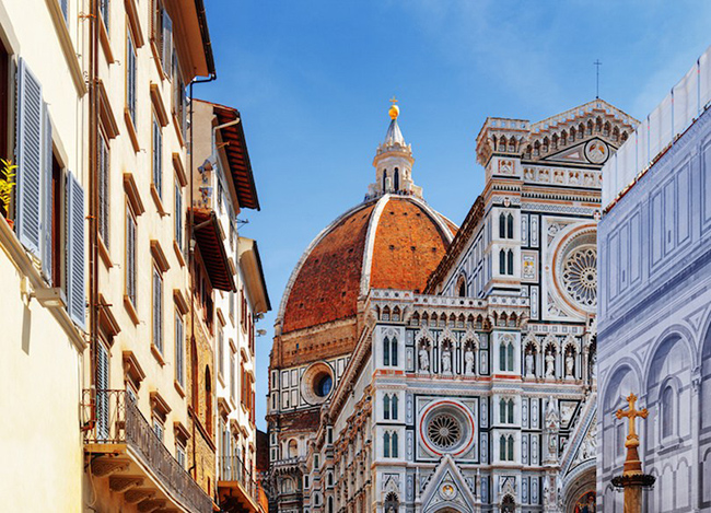 Florence : Florence là thủ đô của vùng Tuscany, còn là một trong những thành phố giàu có nhất ở châu Âu với nền văn hóa, di tích, kiến ​​trúc và nghệ thuật thời Phục hưng thu hút hàng triệu du khách đến mỗi năm.