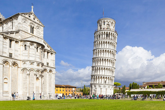Pisa: Đáng được ghé đến không chỉ bới tháp nghiêng nổi tiếng, Pisa còn là một thành phố của Tuscany vang danh với các nhà thờ lịch sử, cung điện cũng như lịch sử hàng hải của nó.