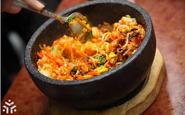 Hàn Quốc: Gạo, rau và thịt là những nguyên liệu chính cho những món ăn của nước này. Ngoài ra có nhiều người Hàn Quốc dùng khá nhiều gia vị như dầu mè, nước tương, tỏi, gừng, hạt tiêu và bột ớt đỏ lên men.