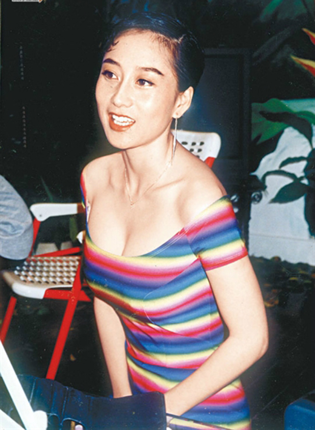 Lợi Trí là nữ diễn viên kiêm Hoa hậu Hong Kong. Bởi vậy trong quá khứ, Lợi Trí là một trong những người đẹp được nhiều người để ý.