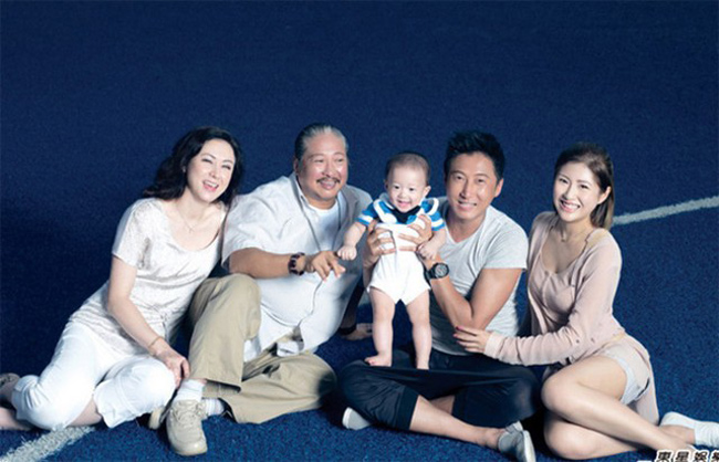 Hồng Thiên Minh là con trai của Hồng Kim Bảo. Vợ anh là Á hậu Hong Kong Châu Gia Úy. Hai người kết hôn năm 2012 và hiện tại có 2 em bé.