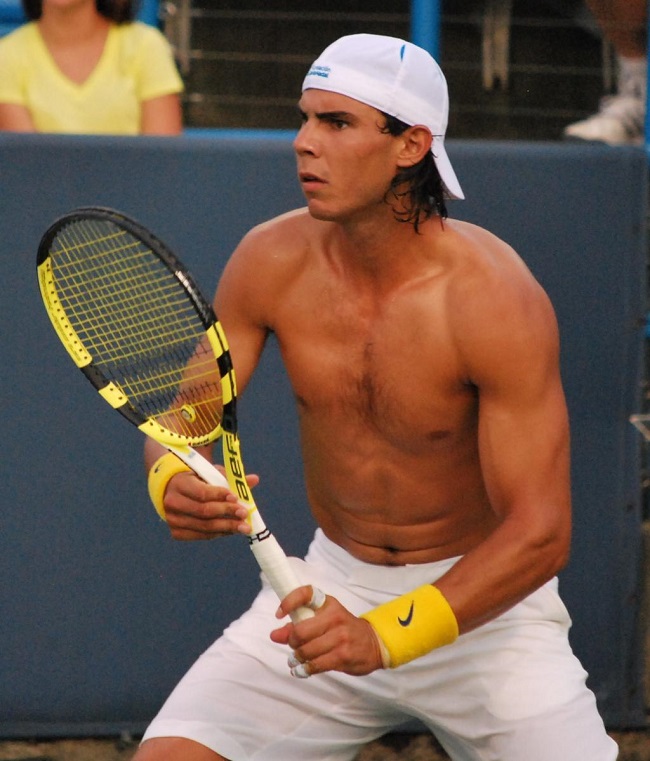 Rafael Nadal được ví như "quái vật sức mạnh" trong làng quần vợt nhờ lối đánh dứt khoát, mạnh mẽ, đầy sinh lực. Đằng sau những thành tích tuyệt vời trên, anh phải khổ công rèn luyện thể lực, nhằm tăng sức mạnh cũng như khả năng chịu đựng của cánh tay và lưng.