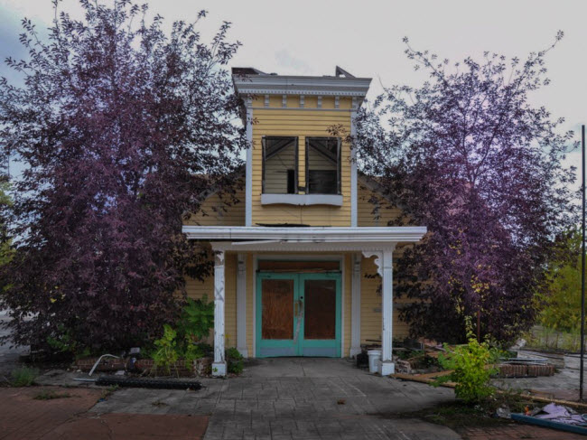 Geauga Lake, bang&nbsp; Ohio: Được thành lập vào năm 1887, công viên giải trí được chuyển qua nhiều chủ sở hữu khác nhau và được đổi tên thành Six Flags Ohio từ năm 2000 tới 2004.