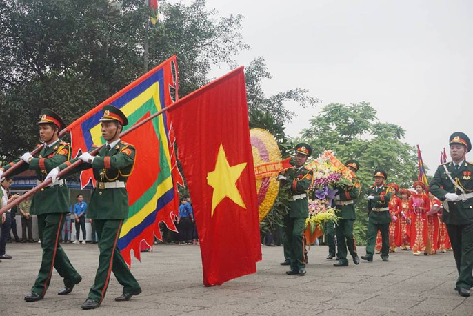 Thủ tướng Nguyễn Xuân Phúc dâng hương tại Đền Hùng dưới mưa - 2