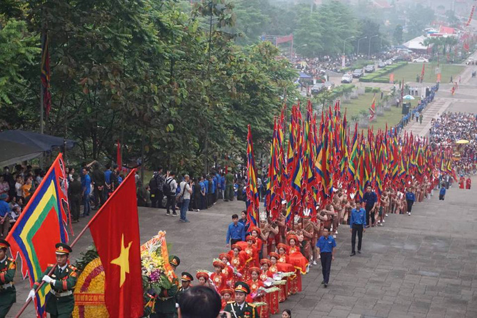 Thủ tướng Nguyễn Xuân Phúc dâng hương tại Đền Hùng dưới mưa - 6