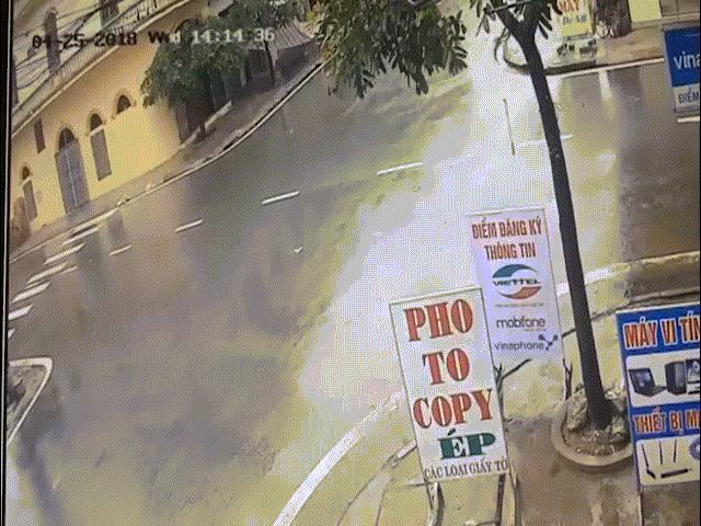 Clip: Hai ô tô đâm nhau như phim tại ngã tư “tử thần” ở Nam Định