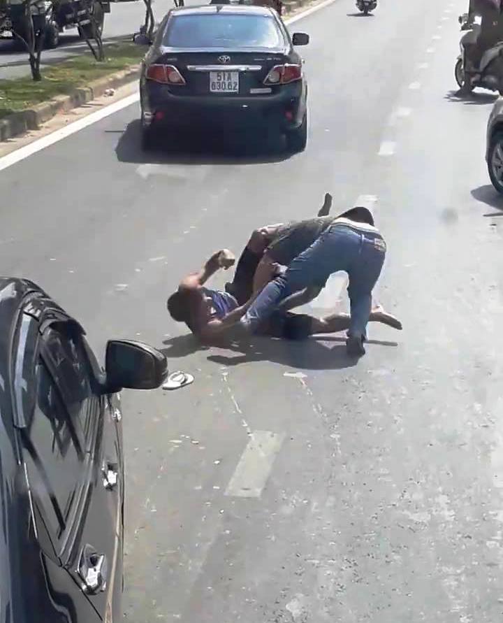 Hai tài xế ô tô “đấu boxing” giữa phố sau va chạm giao thông - 1