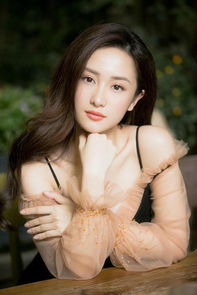 &#34;Gợi cảm, sexy đối với mình không chỉ nằm ở bộ ngực mà còn ở thần thái và những đường cong khác trên cơ thể. Nếu như trước giờ luôn vất vả mặc áo độn thì giờ sửa để khỏi phải độn nữa thì tại sao lại không nhỉ?” - Jun Vũ nói.