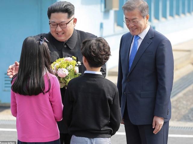 Bé trai và bé gái được chụp ảnh với Chủ tịch Kim Jong-un là ai?