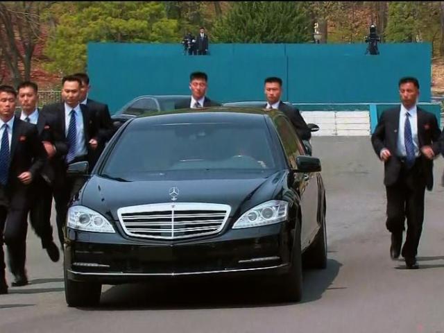 12 vệ sỹ bảo vệ Kim Jong Un: Chạy bộ quanh xe làm lá chắn thép
