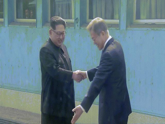 Khoảnh khắc Kim Jong-un vượt phân giới quân sự hai miền Triều Tiên