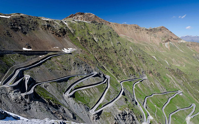 Stelvio Pass, Ý: Là cung đường được xếp hạng là thử thách của các tay đua với 60 khúc cua qua các đỉnh núi tuyết của dãy núi Alps. Ở nới đây du khách sẽ được thưởng thức một số phong cảnh ấn tượng nhất của châu Âu khi nhìn từ đỉnh núi.