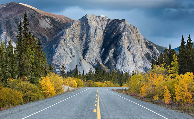 Yukon, Bắc Mỹ: Tuyến đường dài 784 km này tự hào với khung đường quanh co với nhiều danh lam thắng cảnh tuyệt vời như những ngọn núi phủ tuyết trắng và các thị trấn lịch sử.