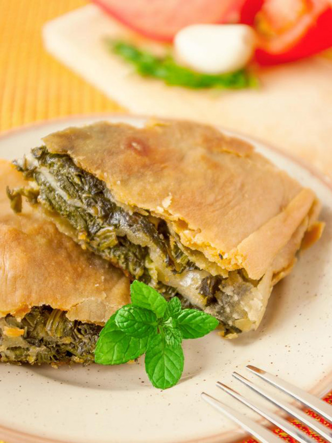 Hy Lạp: Spanakopita là món bánh với nhân là rau bina thơm ngon này là món ăn chủ yếu của Hy Lạp có nguồn gốc từ gần 400 năm trước. Bạn sẽ tìm thấy món ăn này tại hầu hết các tiệm bánh trong nước.