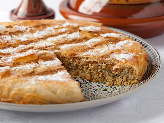 Ma-rốc, B'stilla: Các thành phần truyền thống đáng ngạc nhiên trong chiếc bánh hơi ngọt này là thịt chim bồ câu. Vỏ bánh còn được phủ bằng đường và bột quế khiến cho món ăn này vừa ngọt, mặn và cay cùng một lúc.