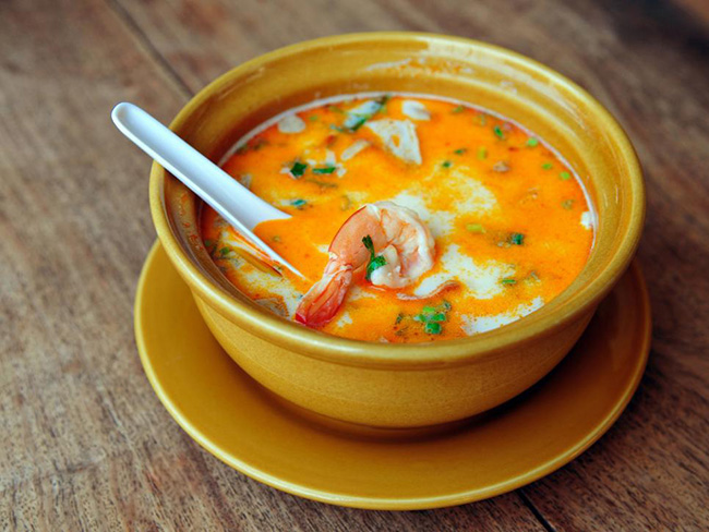 Thái Lan: Súp Tom Yum của Thái Lan được dịch là "súp chua / cay" và là món súp phổ biến nhất ở Thái Lan. Bạn có thể thưởng thức món này theo hai cách khác nhau: với sữa dừa (tom yum goong nam khon) hoặc không có (tom yum goong nam sy).
