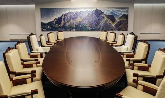 Chiếc bàn cực kỳ đặc biệt được làm riêng để đón Kim Jong-un - 1