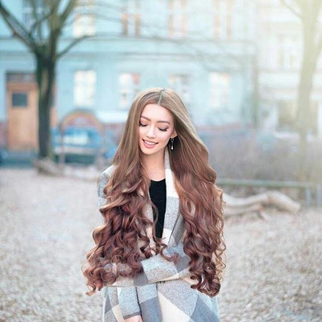 Sarah Trần từng chia sẻ rất nhiều bí quyết để nuôi dưỡng bộ tóc dày đẹp.