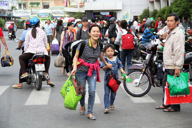 Hàng nghìn người rời thành phố đi nghỉ lễ, cửa ngõ Sài Gòn người, xe như nêm - 14