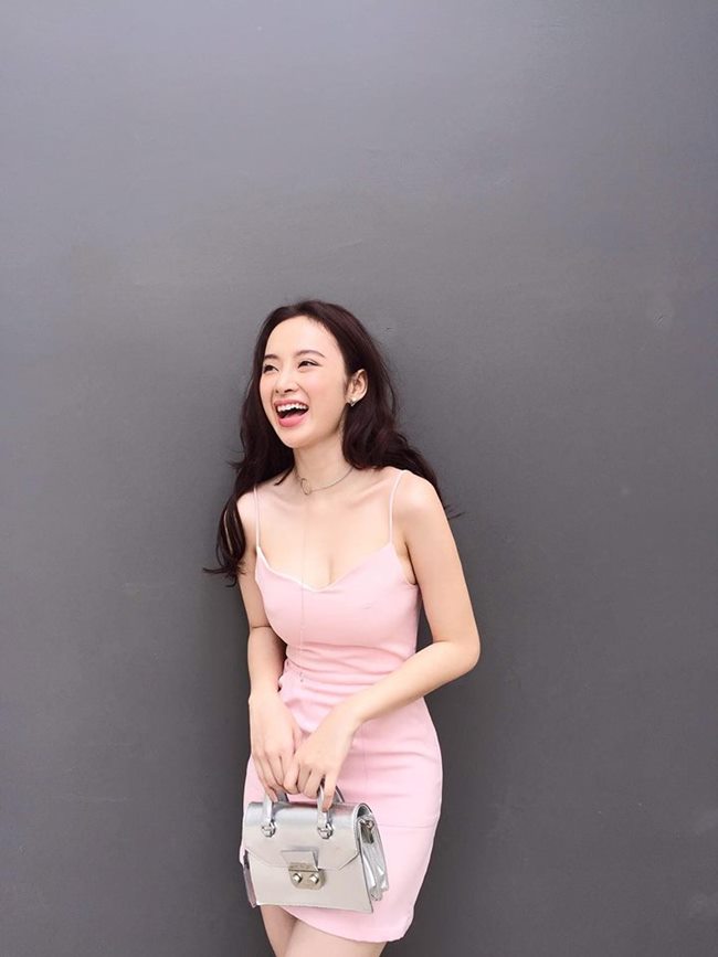 Váy 2 dây - "vũ khí" lợi hại của phái đẹp, tất nhiên Angela Phương Trinh cũng không ngoại lệ. Cô chọn gam hồng nữ tính, điệu đà và không bao giờ lỗi mốt.